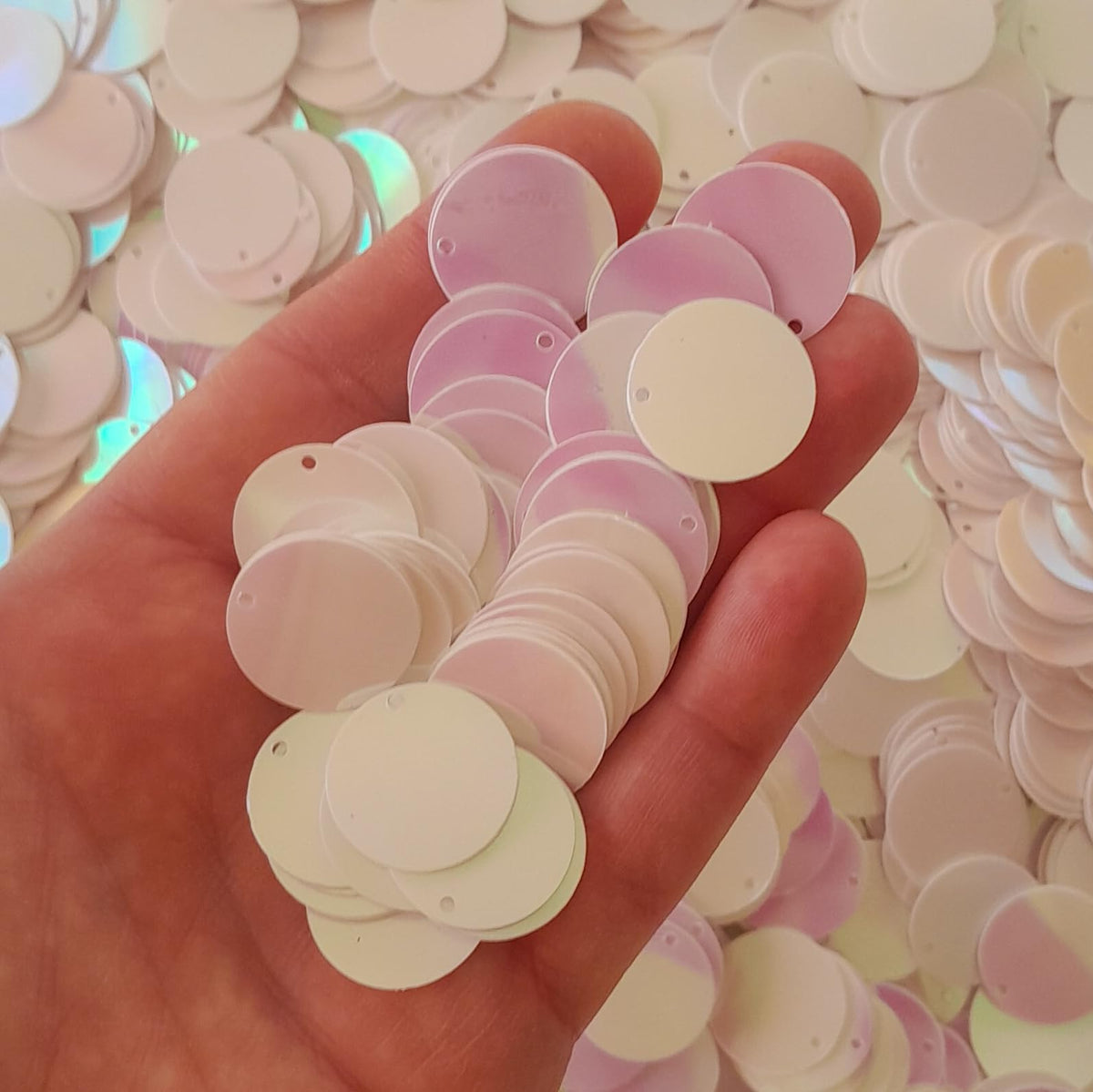 Deglation Studio 20mm Bulk Loose Iridescent Top Hole Round Sequins, Embriodery Disc Sequins for Craft DIY Sewing Decorations Arts 250 Pieces (White-Pearl IRIS156)
